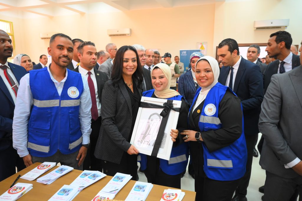 وزيرة التضامن الاجتماعي تسلم طابعة "برايل" و«لاب توب» ناطق لطلاب الأقصر الأهلية