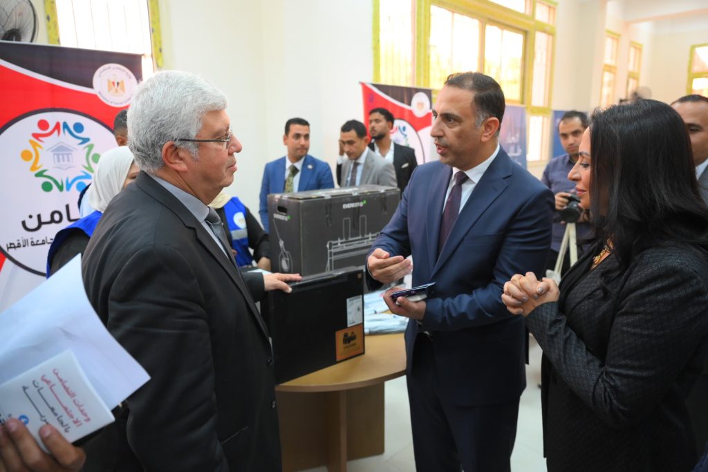 وزيرة التضامن الاجتماعي تسلم طابعة "برايل" و«لاب توب» ناطق لطلاب الأقصر الأهلية