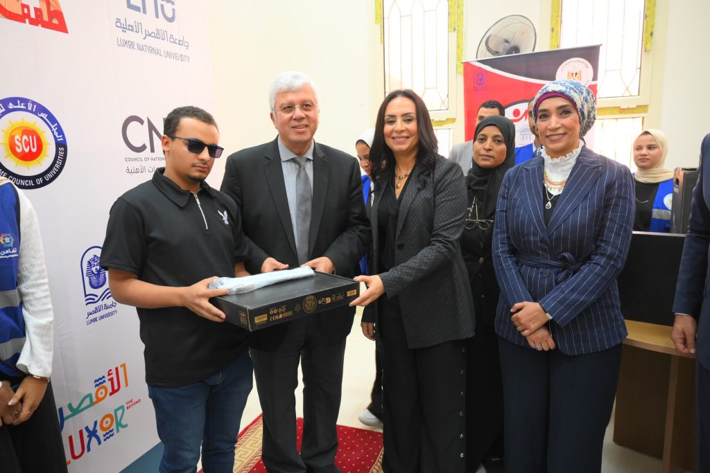 وزيرة التضامن الاجتماعي تسلم طابعة "برايل" و«لاب توب» ناطق لطلاب الأقصر الأهلية