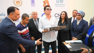 صورة طابعة “برايل” و«لاب توب» ناطق لطلاب الأقصر الأهلية