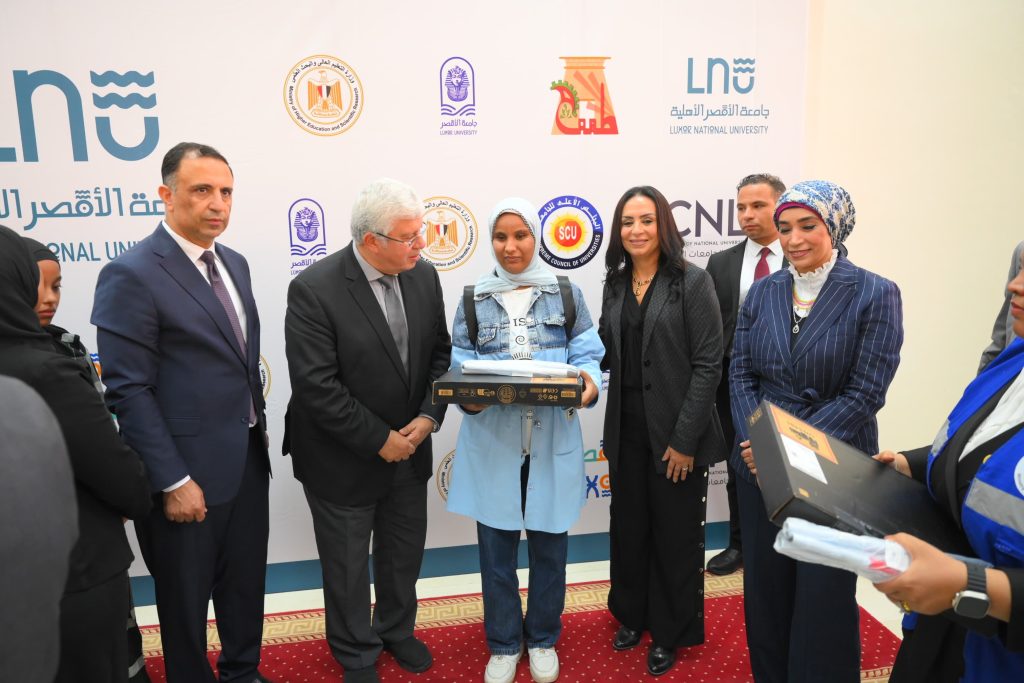 وزيرة التضامن الاجتماعي تسلم طابعة "برايل" و«لاب توب» ناطق لطلاب الأقصر الأهلية