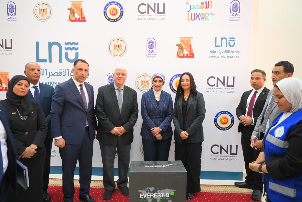 وزيرة التضامن الاجتماعي تسلم طابعة "برايل" و«لاب توب» ناطق لطلاب الأقصر الأهلية