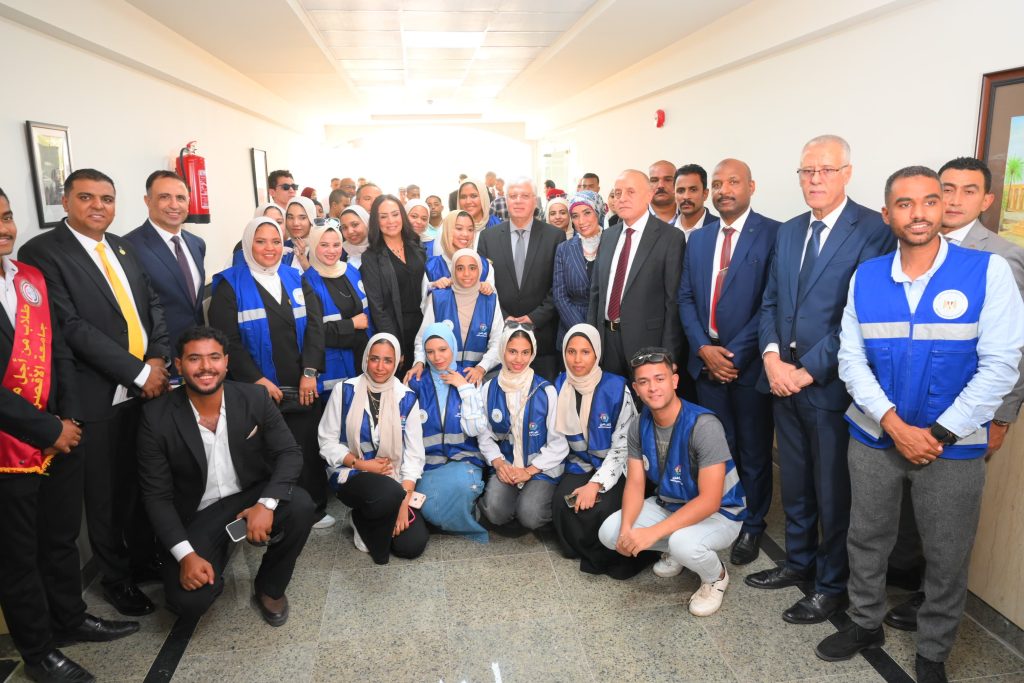 وزيرة التضامن الاجتماعي تسلم طابعة "برايل" و«لاب توب» ناطق لطلاب الأقصر الأهلية