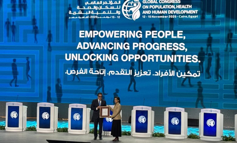 الدكتورة حنان بلخي، المديرة الإقليمية لمنظمة الصحة العالمية لشرق المتوسط تسلم وزير الصحة اشهاد مصر خالية من التراكوما