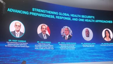 صورة “قنديل”يستعرض مجهودات قطاع الطب الوقائي خلال المؤتمر العالمي للسكان