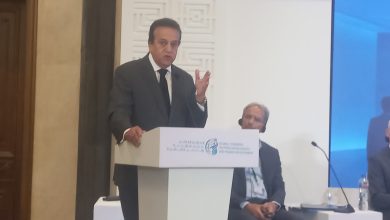 صورة “عبد الغفار”يتسلم الدليل التشغيلى التعليمى لمراكز الرعاية الاولية