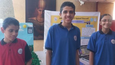 صورة بالفيديو..طالب بالصف الثاني الإعدادي يبتكر كارتًا ذكيًا لحل مشكلة الازدحام بالمدرسة