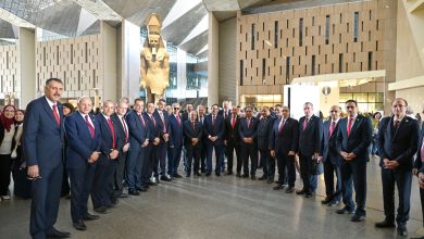 صورة مجلس جامعة القاهرة في زيارة رسمية للمتحف المصري الكبير