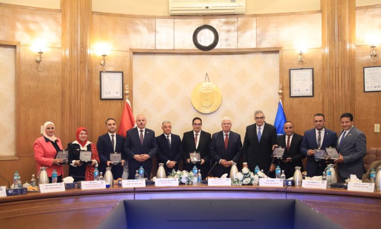 وزير التعليم العالي يكرم الجامعات "الصديقة للبيئة"