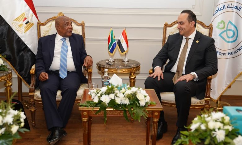 الدكتور أحمد السبكي رئيس الهيئة العامة للرعاية الصحية والمشرف العام على مشروع التأمين الصحي الشامل يلتقى باكيش آرون موتسواليدي وزير الصحة بجنوب أفريقيا