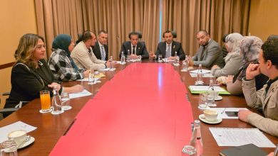 صورة وزير الصحة يلتقي الأطباء وأطقم التمريض المصريين العاملين في ليبيا