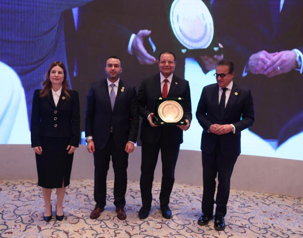 فوز الدكتور أحمد طه رئيس الهيئة العامة للاعتماد والرقابة الصحية بجائزة الطبيب العربي