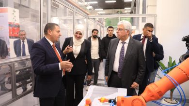 صورة وزير التعليم العالي يشيد بالبنية التحتية البحثية لمعهد بحوث الإلكترونيات