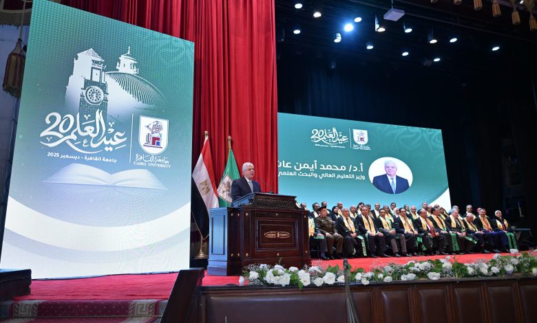 الدكتور أيمن عاشور وزير التعليم العالي والبحث العلمي