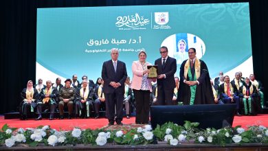 صورة وزير التعليم العالي يكرم رئيس جامعة 6 أكتوبر التكنولوجية في احتفالية عيد العلم بجامعة القاهرة