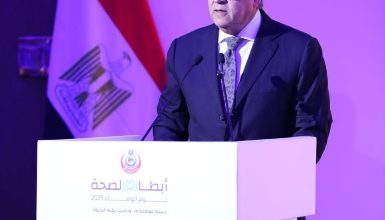 صورة “عبد الغفار” يكرم أبطال المنظومة الصحية فى يوم الوفاء