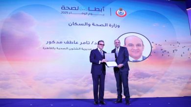 صورة وزير الصحة يكرّم الدكتور “تامر مدكور” خلال «يوم الوفاء»