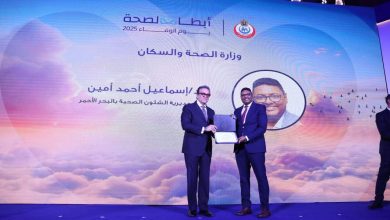 صورة وزير الصحة يكرّم الدكتور “اسماعيل العربى” فى احتفالية «يوم الوفاء»