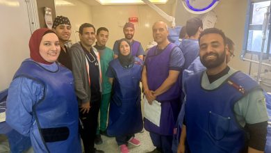 صورة خبير دولي يُجري 4 قساطر قلبية معقدة مجانًا بمستشفى “الشيخ زايد التخصصي”