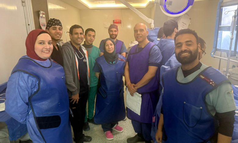 خبير دولي يُجري 4 قساطر قلبية معقدة مجانًا بمستشفى "الشيخ زايد التخصصي"