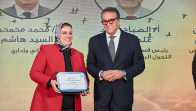 صورة وزير الصحة يكرّم الصحفية «سماح سعيد» ضمن احتفالية يوم الوفاء