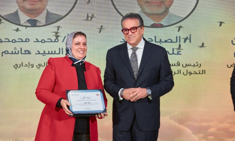 وزير الصحة يكرّم الصحفية سماح سعيد