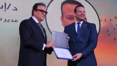 صورة وزير الصحة يكرم الدكتور إسلام عساف فى “يوم الوفاء”