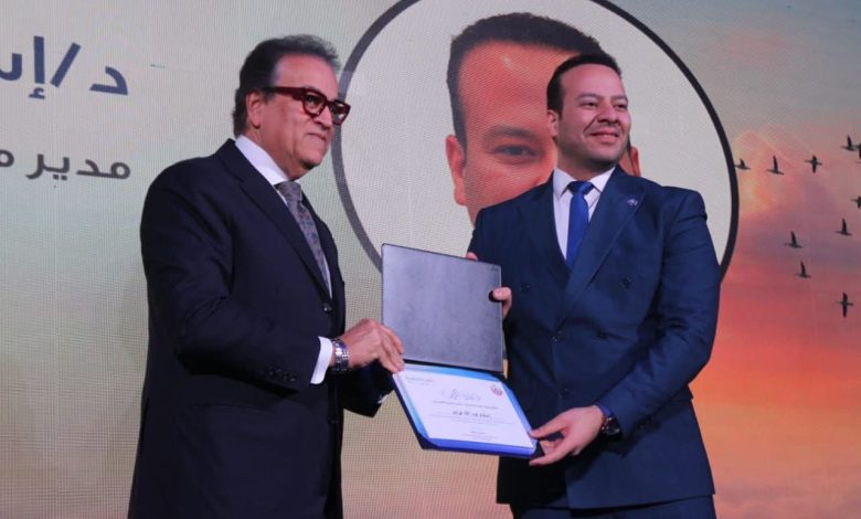 وزير الصحة يكرم الدكتور إسلام عساف فى "يوم الوفاء"