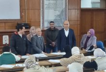 صورة رئيس جامعة دمنهور يتفقد سير العملية الامتحانية بكلية التربية