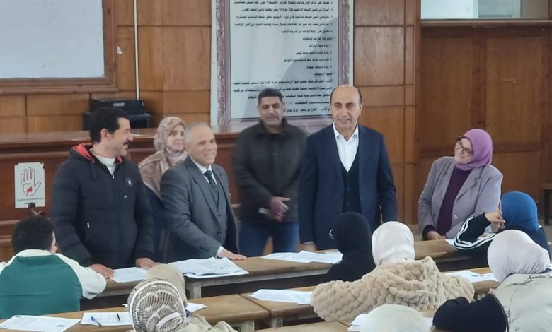 رئيس جامعة دمنهور يتفقد سير العملية الامتحانية بكلية التربية