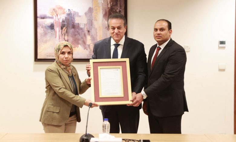 وزير الصحة يكرم قطاع الطب الوقائي