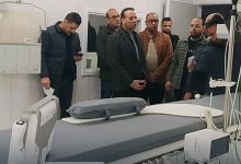 صورة خلال النوباتجية.. وكيل صحة البحيرة يتفقد مستشفى “كفر الدوار العام”