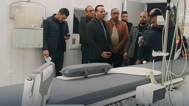 صورة خلال النوباتجية.. وكيل صحة البحيرة يتفقد مستشفى “كفر الدوار العام”