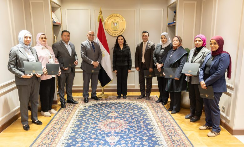 وزيرة التضامن الاجتماعي تكرم إدارة الرعاية البديلة