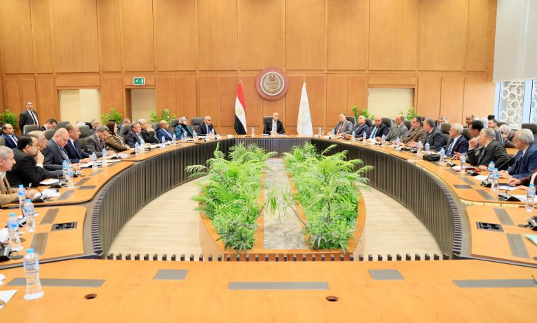 وزير التربية والتعليم يستعرض استعدادات الفصل الدراسي الثاني