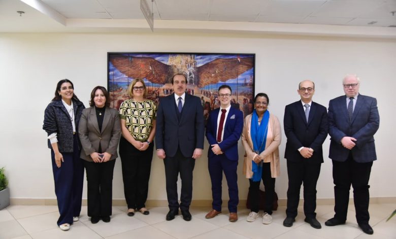 الدكتور عمرو قنديل نائب وزير الصحة والسكان يعقد اجتماعًا مع وفد جامعة «دي مونتفورت»