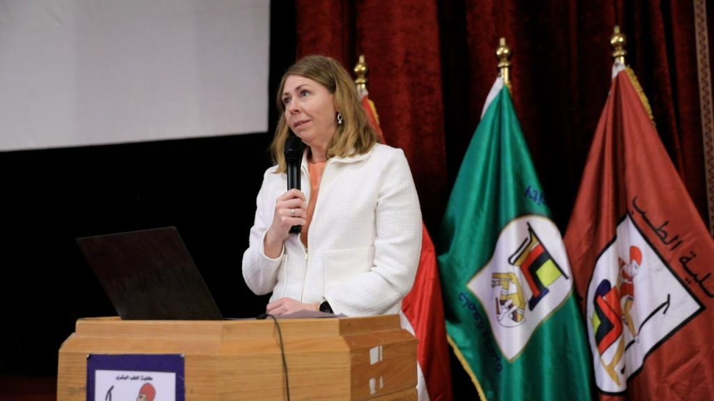 إليزابيت لان وزيرة الصحة السويدية فى كلية طب قصر العيني