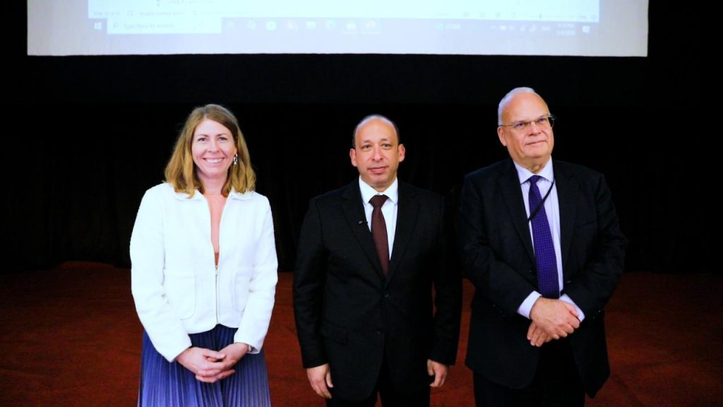 زيارة داغ يولين-دانفلت (Dag Juhlin-Dannfelt) سفير مملكة السويد لدى القاهرة وإليزابيت لان وزيرة الصحة السويدية لكلية طب قصر العيني