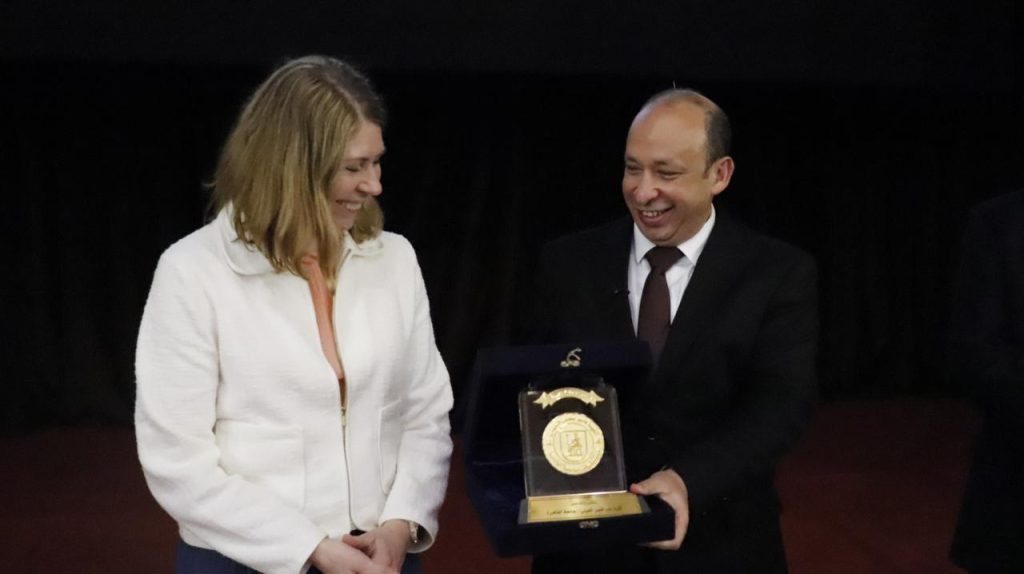 عميد كلية طب قصر العيني يقدم درع التكريم إلى إليزابيت لان وزيرة الصحة السويدية