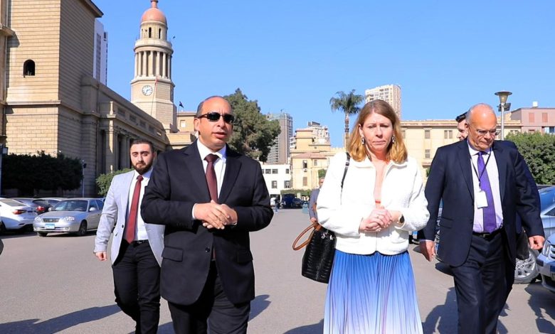 زيارة إليزابيت لان وزيرة الصحة السويدية لكلية طب قصر العيني