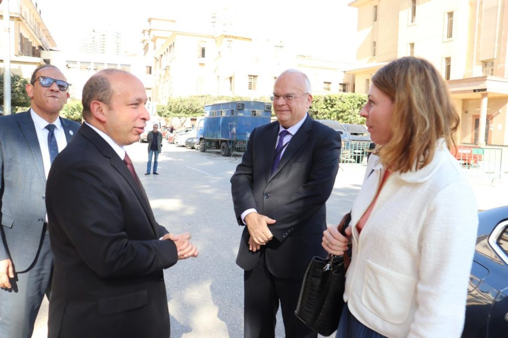 زيارة داغ يولين-دانفلت (Dag Juhlin-Dannfelt) سفير مملكة السويد لدى القاهرة وإليزابيت لان وزيرة الصحة السويدية لكلية طب قصر العيني