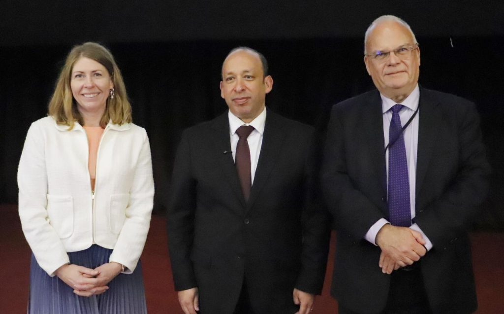 زيارة (Dag Juhlin-Dannfelt) سفير مملكة السويد لدى القاهرة وإليزابيت لان وزيرة الصحة السويدية لكلية طب قصر العيني