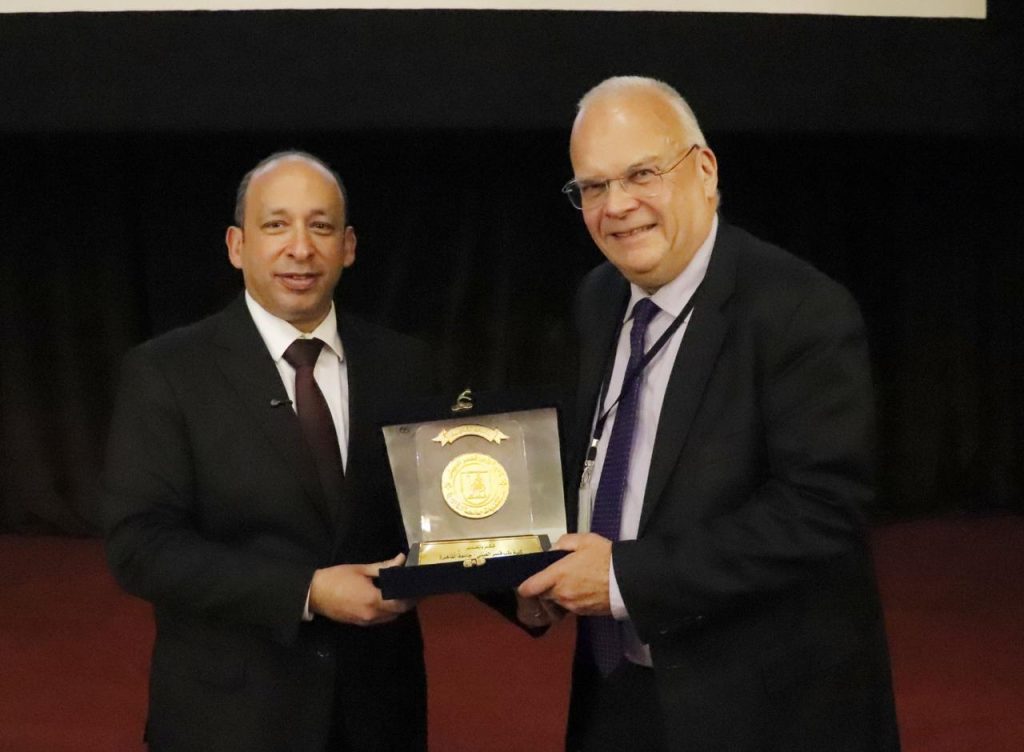 عميد كلية طب قصر العيني يقدم درع التكريم إلى سفير السويد بالقاهرة