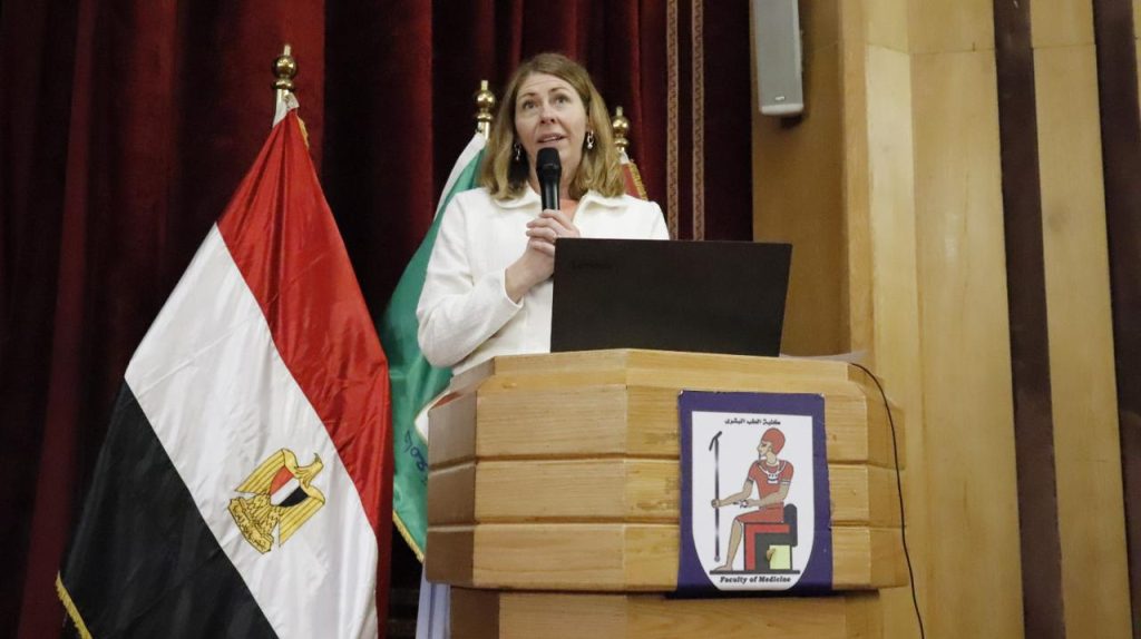 زيارة إليزابيت لان وزيرة الصحة السويدية لكلية طب قصر العيني