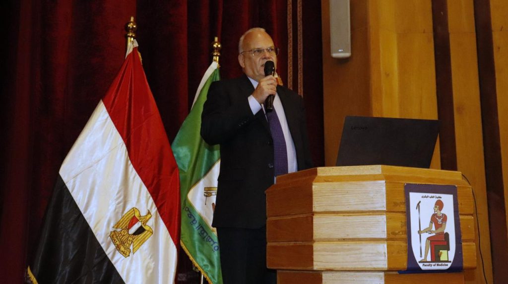 زيارة (Dag Juhlin-Dannfelt) سفير مملكة السويد لدى القاهرة وإليزابيت لان وزيرة الصحة السويدية لكلية طب قصر العيني