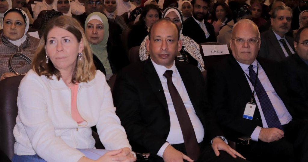 زيارة (Dag Juhlin-Dannfelt) سفير مملكة السويد لدى القاهرة وإليزابيت لان وزيرة الصحة السويدية لكلية طب قصر العيني
