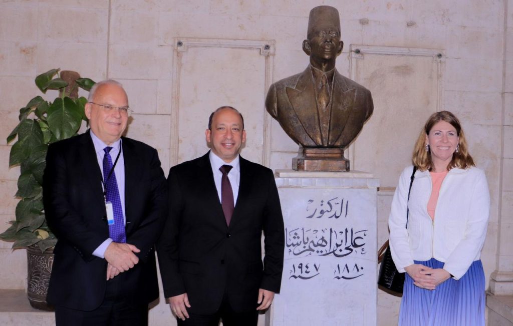 زيارة (Dag Juhlin-Dannfelt) سفير مملكة السويد لدى القاهرة وإليزابيت لان وزيرة الصحة السويدية لكلية طب قصر العيني