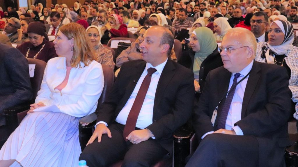 زيارة (Dag Juhlin-Dannfelt) سفير مملكة السويد لدى القاهرة وإليزابيت لان وزيرة الصحة السويدية لكلية طب قصر العيني