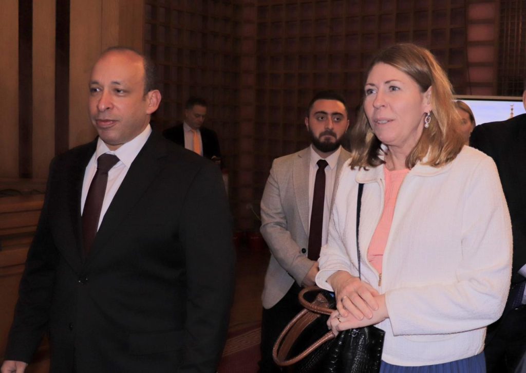 زيارة (Dag Juhlin-Dannfelt) سفير مملكة السويد لدى القاهرة وإليزابيت لان وزيرة الصحة السويدية لكلية طب قصر العيني