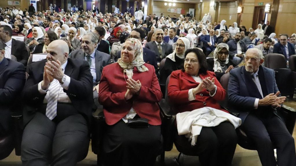 زيارة (Dag Juhlin-Dannfelt) سفير مملكة السويد لدى القاهرة وإليزابيت لان وزيرة الصحة السويدية لكلية طب قصر العيني